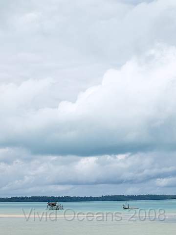 RS201639.JPG - There are a few fishing platform around the island