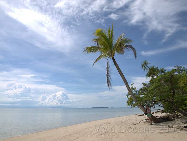 RS231851.JPG - Kakaban and Samama are nearby... but I don't know which that is... cool beach eh?