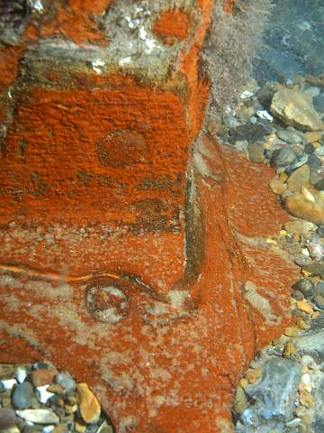 DW287208.jpg - The moving gravel erodes the metal of the wreck, giving the rust a helping hand