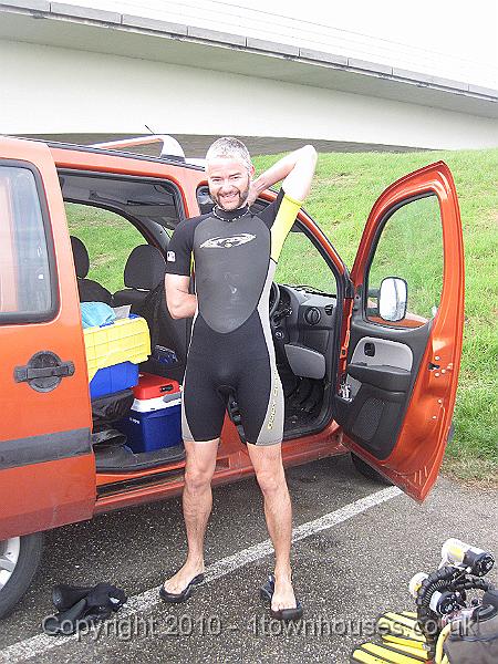 IMG_0393.JPG - Rob and bridge - a wetsuit and still smiling must be delirious