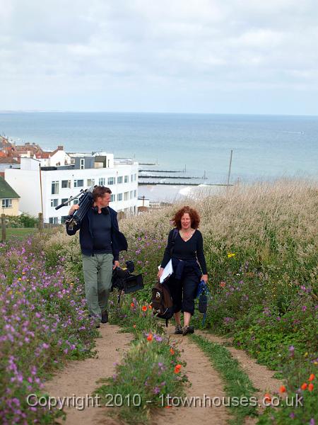E3123546.JPG - Diana and Beaney climbing up to Beeston Bump