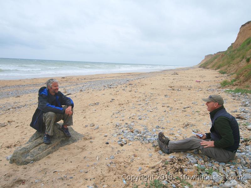 E3123654.JPG - Rob has won and gets the rock, Mike has to make do with stones