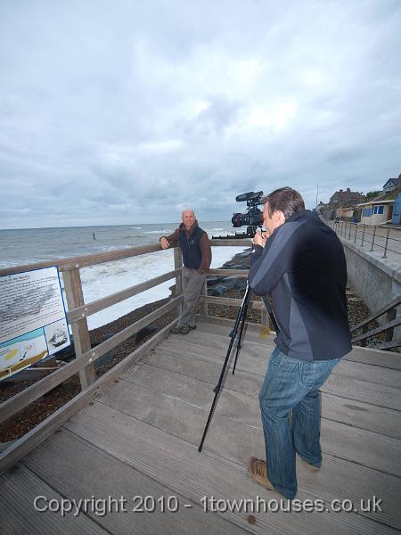 E3133725.JPG - Mike doing a piece in front of the early morning waves