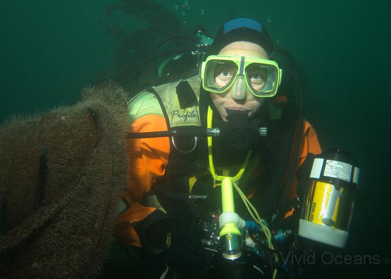 PB2517981.jpg - Dawn lurking in the kelp, the kit lens is just right for buddy shots.